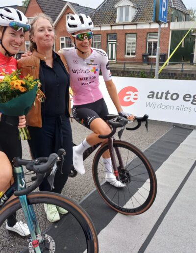 Huldiging 2-voudig nk Manon de Boer (weg en tijdrit) en Wendy Oosterwoud (wk gravel)